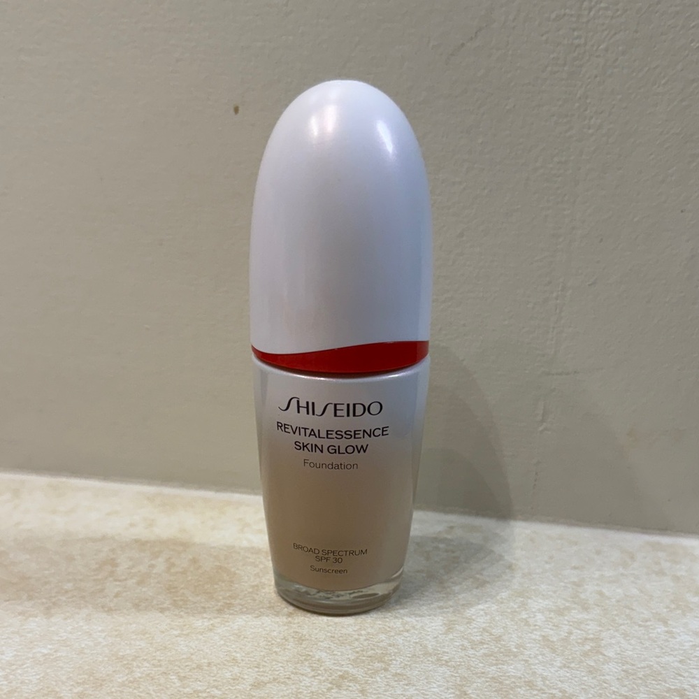 Shiseido Revitalessence Skin Glow Foundation - Silk 310
